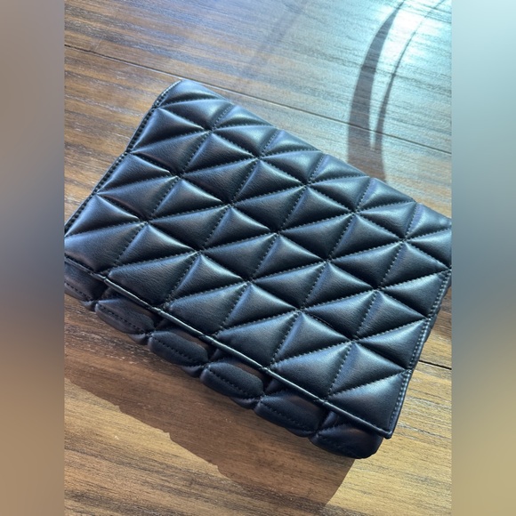 Large black Zara bag with chain.
Translated - Picture 4 of 6